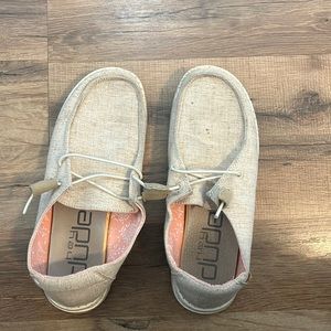 WOMENS SIZE 7 TAN HEY DUDES
